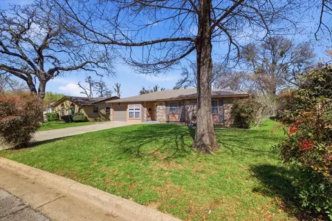 Exterior - 800 Brownstone St, Euless, TX 76039 photo 2 of 7