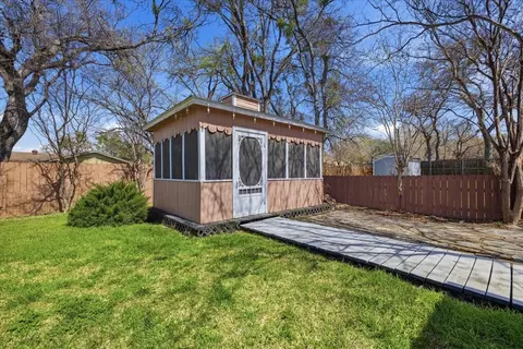 Exterior - 800 Brownstone St, Euless, TX 76039 photo 6 of 7