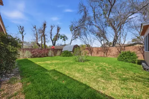 Exterior - 800 Brownstone St, Euless, TX 76039 photo 5 of 7