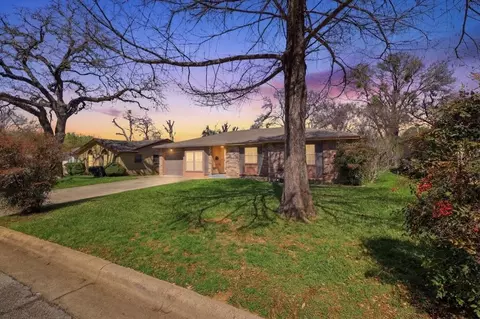 800 Brownstone St, Euless, TX 76039
