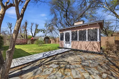 Exterior - 800 Brownstone St, Euless, TX 76039 photo 4 of 7
