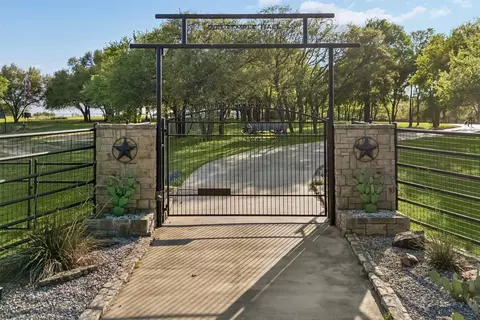 700 Temple Hall Hwy, Granbury, TX 76049