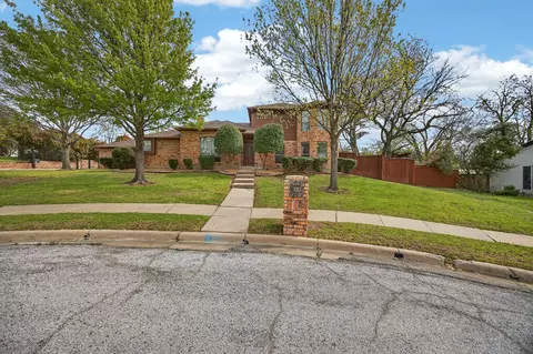 100 Castle Ct, Irving, TX 75038