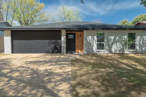 442 Lake Park Dr, Grand Prairie, TX 75052