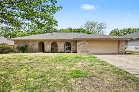 2805 Autumn Dr, Hurst, TX 76054