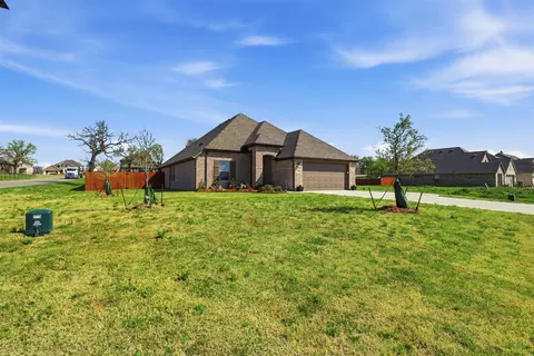 Exterior - 1101 Springfield Rd, Springtown, TX 76082 photo 3 of 8