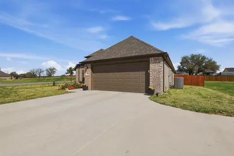 Exterior - 1101 Springfield Rd, Springtown, TX 76082 photo 6 of 8