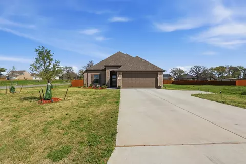 Exterior - 1101 Springfield Rd, Springtown, TX 76082 photo 5 of 8