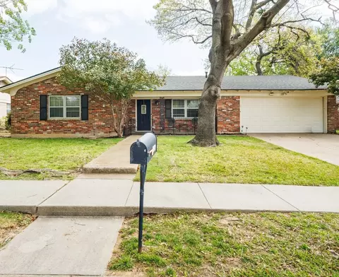 2304 Shady Brook Dr, Bedford, TX 76021