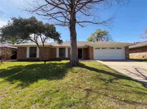 5120 Red River Dr, Arlington, TX 76017
