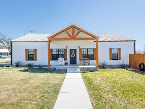 206 N 8th St, Santa Anna, TX 76878