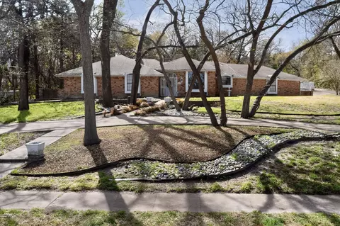 266 N Creekwood Dr, Lancaster, TX 75146