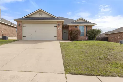 7105 Crenshaw Dr, Benbrook, TX 76126