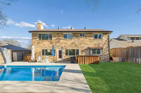 304 Lark Ln, Euless, TX 76039