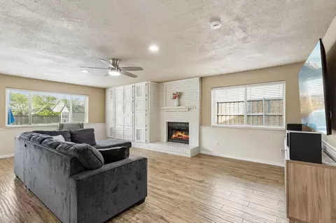 304 Lark Ln, Euless, TX 76039