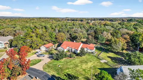 200 Cayuga Trl, Lake Kiowa, TX 76240