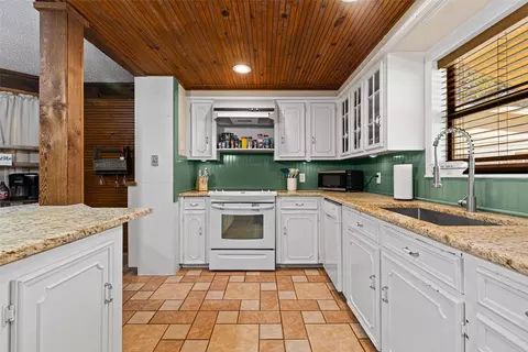 Kitchen - 533 Huffman, Harleton, TX 75651 photo 2 of 3