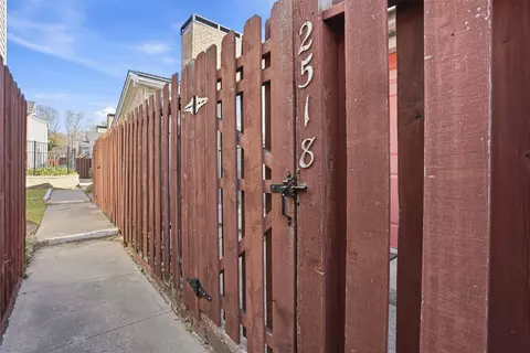 2518 Shady Ridge Dr, Bedford, TX 76021