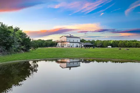 116 Creekview Dr, Blum, TX 76627
