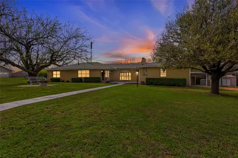1106 Central Ave, Bowie, TX 76230
