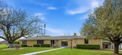 1106 Central Ave, Bowie, TX 76230