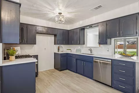 312 E Hampton Rd, Crowley, TX 76036