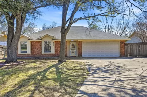 313 Oakwood Cir, Shady Shores, TX 76208
