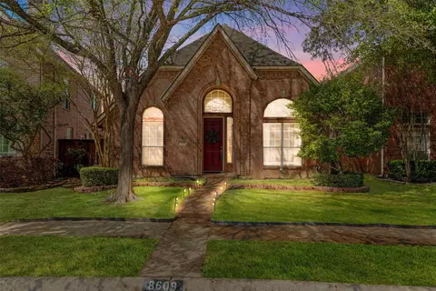 8609 Old Oak Dr, Irving, TX 75063
