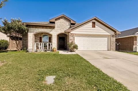 3129 Royal Crest Dr, Fort Worth, TX 76140
