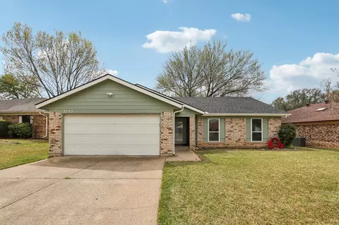 2132 Reverchon Dr, Arlington, TX 76017