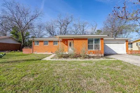 2020 Crestridge St, Stephenville, TX 76401