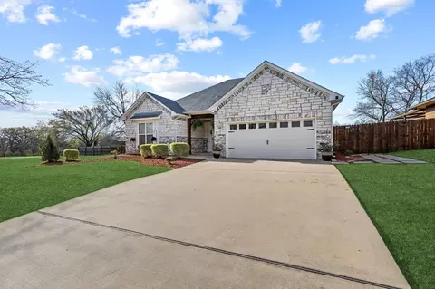 808 E 6th St, Bonham, TX 75418