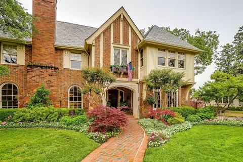 2424 Medford Ct W, Fort Worth, TX 76109