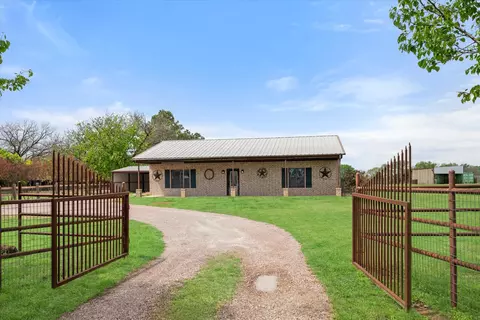 504 N Texas St, Tioga, TX 76271