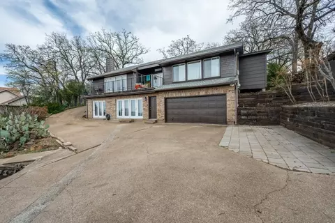 1801 Old Oak Dr, Arlington, TX 76012
