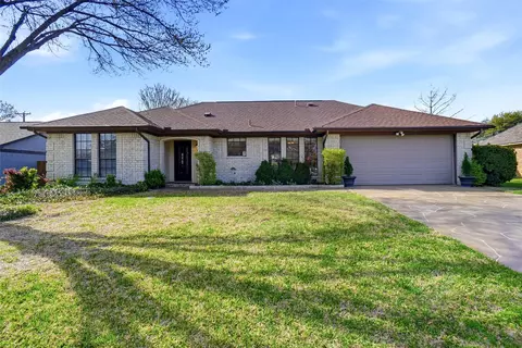 121 Montreal Dr, Hurst, TX 76054