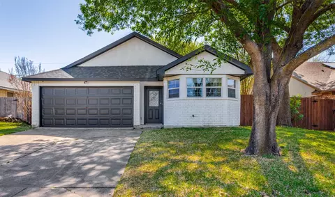 5225 Livermore Dr, Arlington, TX 76017