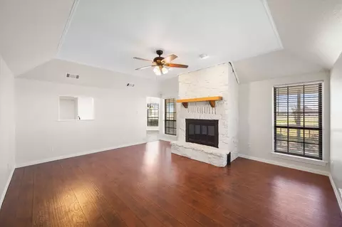 Living - 1105 E Highland Rd, Oak Leaf, TX 75154 photo 2 of 4