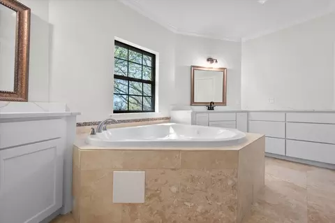 Bath - 1105 E Highland Rd, Oak Leaf, TX 75154 photo 3 of 8