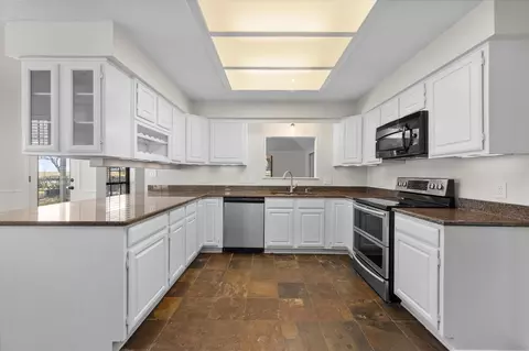 Kitchen - 1105 E Highland Rd, Oak Leaf, TX 75154 photo 4 of 7