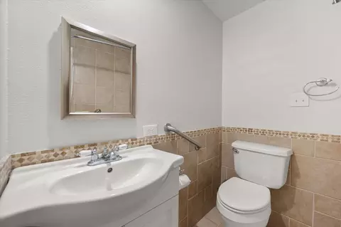 Bath - 1105 E Highland Rd, Oak Leaf, TX 75154 photo 5 of 8