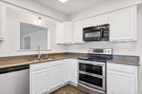 Kitchen - 1105 E Highland Rd, Oak Leaf, TX 75154 photo 6 of 7