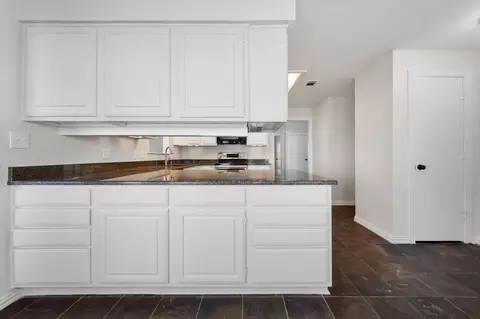 Kitchen - 1105 E Highland Rd, Oak Leaf, TX 75154 photo 3 of 7