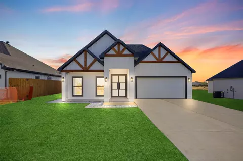 101 Lawson Ave, Mabank, TX 75147