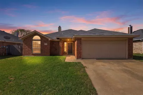 747 Tanglewood Dr, Burleson, TX 76028