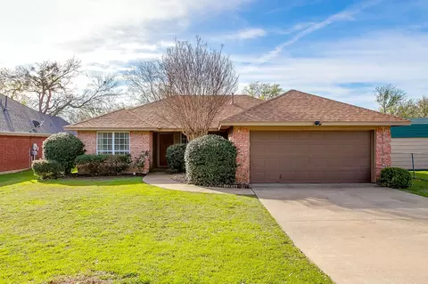 1215 Davis St, Cleburne, TX 76033