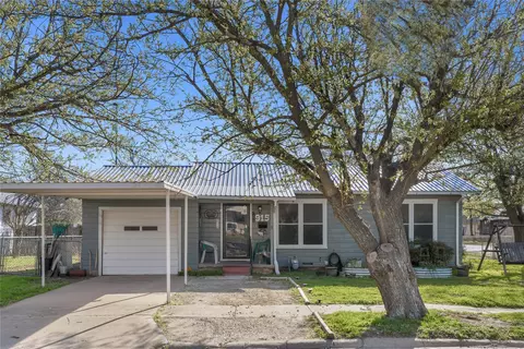 915 S Neches St, Coleman, TX 76834