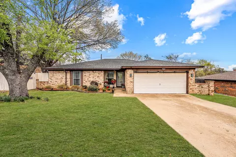 748 Regency Dr, Hurst, TX 76054