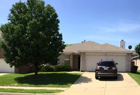 1061 Silver Spur Ln, Fort Worth, TX 76179