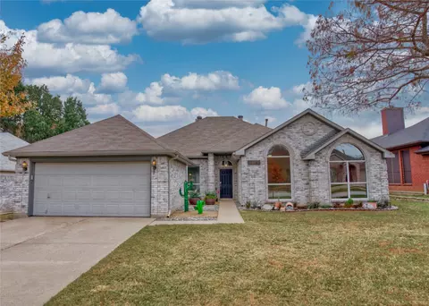 6836 Dogwood Ln, North Richland Hills, TX 76182